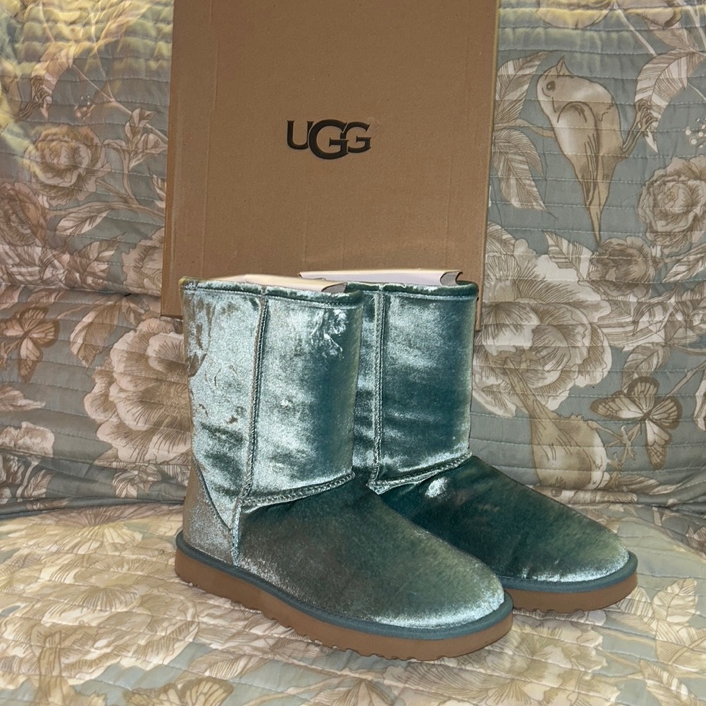 UGG VELVET LT BLUE SZ8 short